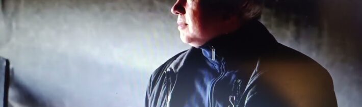 RUSKO ZAÚTOČILO NA KYJEV: obyvatelé uklízejí ruiny v době, kdy smrtící útok poškodil obytnou budovu.