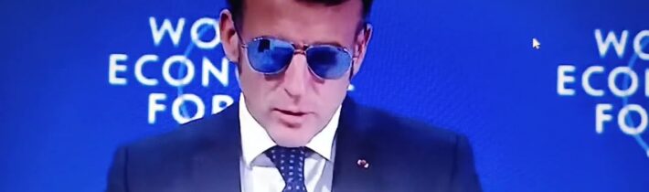 Rozzlobení protestující honili Macronovu auto-kolonu u města Trappes a spílali mu hrubými urážkami..