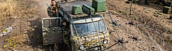 Video: Ukrajinské FPV drony na optickém vlákně zasáhly ruskou pěchotu, techniku i tank