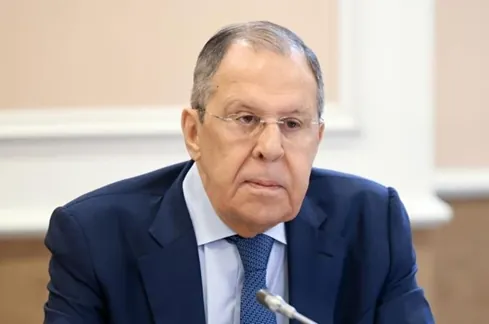 Ruský minister zahraničných vecí Sergej Lavrov v modrom obleku