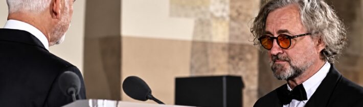Petr Pavel vyznamenal Jana Hřebejka Medailí Za zásluhy … za tohle?