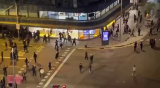 Barcelona práve explodovala. Po uliciach sú požiare. Dochádza k lúpežiam. Na nám…