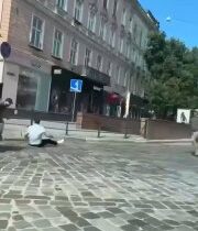 Ďalší príklad nútenej mobilizácie na Ukrajine, v ukrajinskom Lvive. Dvoja členov…