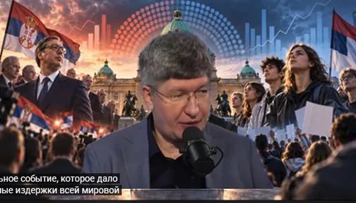 Muž s mikrofónom pred kolážou so srbskými vlajkami a politickým zhromaždením.