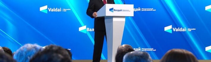 Exkluzivní překlad projevu Vladimira Putina na Valdajském fóru 2026 a plný přepis! Nový světový řád je nevyhnutelný a pád starého řádu přinese konflikty! Snaha udržet západní hegemonii může přivést svět k válce bez možnosti návratu k míru! Hrozbou se může stát i umělá inteligence a její zneužití v rukách Západu!