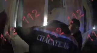 Rus zachránil z požiaru fľaše vodky, nie svoju priateľku.Muž, ktorý sa dostal z …