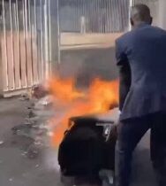 Starosta Saint-Denis sa stal terčom kritiky na internete za úsmev a tancovanie v…