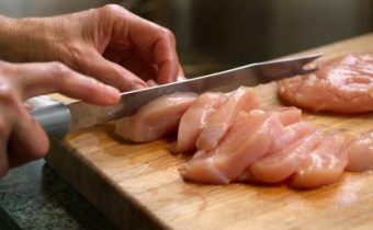 Některá pražská bistra prodala 1,5 tuny kuřecího se salmonelou