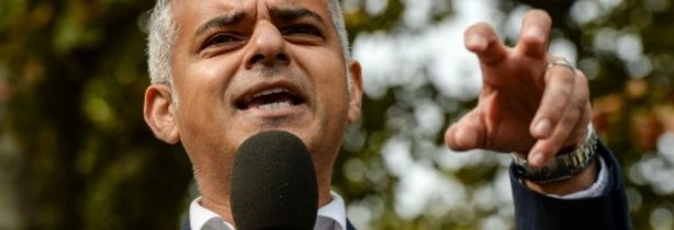 Británie je pobouřená poté, co Trump opakovaně zlořečil londýnskému starostovi, tím riskuje diplomatický skandál