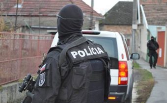 Polícia v nasadení. Evakuuje sa nákupné centrum v Petržalke