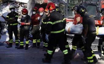 Škody na budovách, zosuvy pôdy, zatarasené cesty a ľudia v panike. Grécky ostrov Lesbos zasiahlo silné zemetrasenie