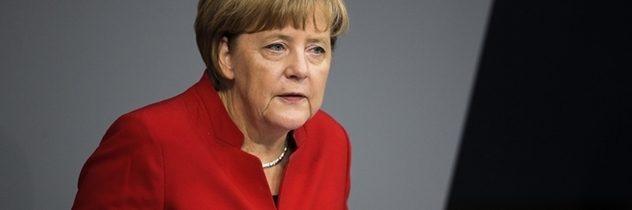 VIDEO Fľak na kostýme Merkelovej: Paradajky, to nepoteší, pani kancelárka