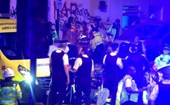 VIDEO Ďalšia rana pre Londýn. Dodávka narazila do moslimov. Jeden mŕtvy a ďalší ôsmi zranení