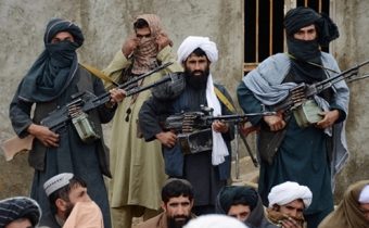 VIDEO Taliban zverejnil  zábery so zadržiavaným Američanom a Austrálčanom. Nahrávka obsahuje výzvu Trumpovi