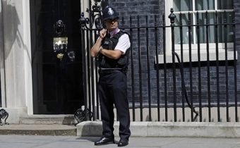 V Británii možno rozdajú niektorým policajtom strelné zbrane. Na teroristov