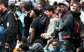 Francúzi prísnejšie na migrantov. Za nelegálne prekročenie hranice bude hroziť rok basy