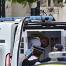 Policie před britským parlamentem zadržela muže s nožem