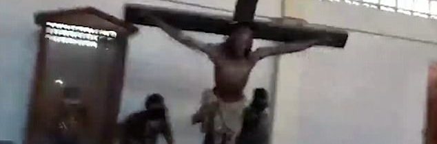 Islamisté zničili kostel na Filipínách. Totální nenávisti byla podrobena socha Ježíše