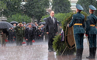 "Cožpak mohl jinak?" Putin položil věnec u hrobu neznámého vojína v silném lijáku