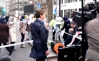 VIDEO: Leaknuté video ukazuje, jak CNN v Londýně falšuje muslimskou demonstraci proti teroru na London Bridge! Skandál, který nemá v historii zpravodajství obdoby, otřásá vedením americké televize, Trump je na koni! Na zfalšování spolupracovala i londýnská policie, a to už ve čtvrtek jsou v Británii volby!