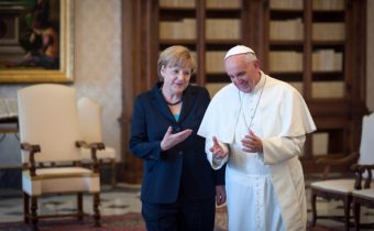 Papež naléhá na Merkelovou, aby více bojovala za Pařížskou klimatickou dohodu