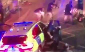 Londýn zveřejnil video z útoku na London Bridge. Policie k nim byla nemilosrdná