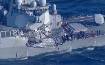 Záběry poškozeného amerického torpédoborce, který se srazil u břehů Japonska s obchodní lodí