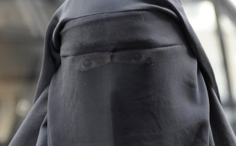 Muslimská učitelka dostala 7 tisíc eur jako náhradu, že nebyla zaměstnána kvůli hidžábu