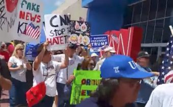 Masové protesty Američanů proti falešným zprávám  a propagandě od CNN