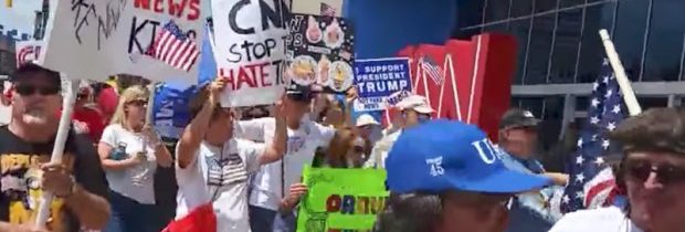 Masové protesty Američanů proti falešným zprávám  a propagandě od CNN