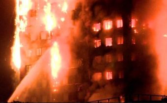 Mohutný požár v Londýně: Výšková budova v plamenech, hasiči mluví o prvních obětech