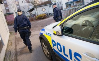 Švédsko: 100 muslimských mladých migrantů napadlo policii s kameny, holemi a baseballovými pálkami