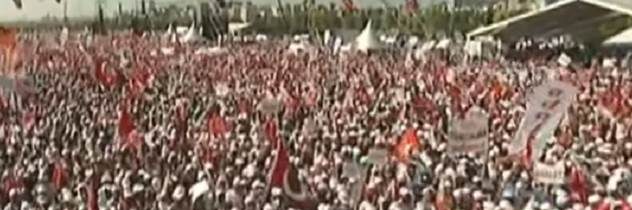 VIDEO Státisíce Turkov sa postavili Erdoganovi. Prostestujúcih proti potláčaniu demokracie malo udržať pod kontrolou 15-tisíc policajtov