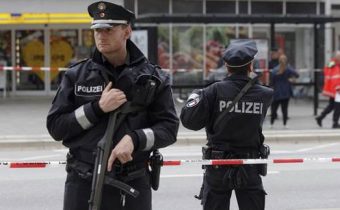 Ostrá akcia nemeckej polície po útoku v supermarkete. Prehľadali ubytovňu, kde žil utečenec