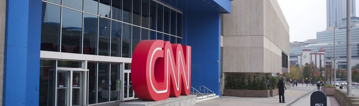 „Američtí voliči jsou blbí jako tágo.“ Další video se zaměstnancem televize CNN ze zákulisí „továrny na fake news“