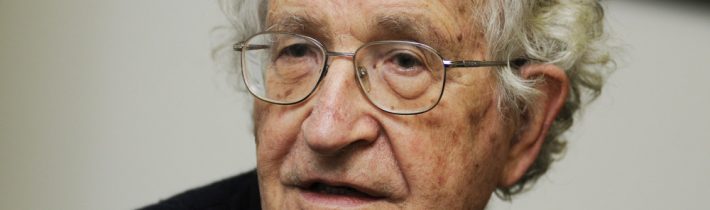 Noam Chomsky: Spojené štáty sa ťahajú k priepasti