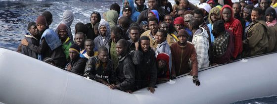 Migranti dostávají kontakty na italské právníky ještě předtím, než překročí Středomoří