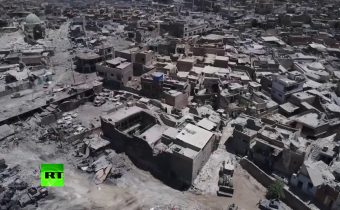 Dron nad Mosulem odhaluje masivní zničení města (Video)