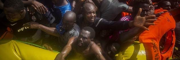 Pašerák vyhnal migrantov do mora, takmer 50 z nich sa utopilo