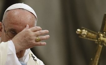 Pápež prosil Boha, aby oslobodil svet od neľudského násilia. Svetu tiež adresoval zásadnú výzvu