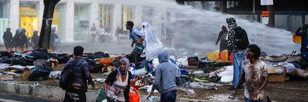 FOTO Peklo v Ríme! Talianska polícia sa dostala do násilnej potýčky s utečencami