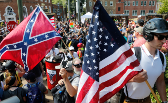 Demokratická radnice v Charlottesville zažehla největší rasové nepokoje v USA za posledních 40 let. Liberálové se pokusili odstranit ikonickou sochu konfederačního generála, a to byla poslední kapka. „White flight“ je u konce a už teče krev!