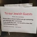 Žiadame židovských hostí, aby sa pred vstupom do bazénu osprchovali