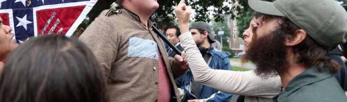 VIDEO: Teroristo, běž domů! Muž v Charlottesville přišel s konfederační vlajkou a poloautomatickou puškou uctít své předky k pomníku Roberta E. Leeho. Skupina liberálů ho z parku vyhnala, policista na to měl jiný názor! [CZ Titulky]