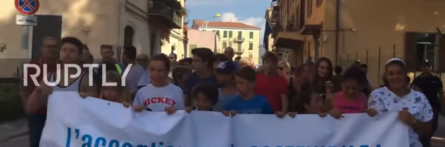 Lidi v italském městě protestují proti otevření azylového střediska pro mladistvé migranty (Videa)