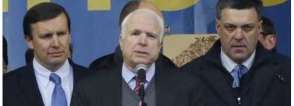 Američané si připomněli, že McCain podporuje neonacisty