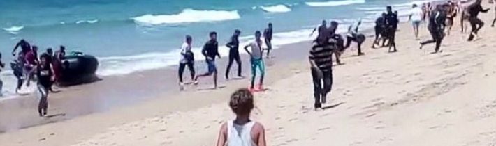 Video: Šokovaní turisté sledují, jak migranti vpadli na pláž ve Španělsku