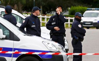 Francie: Migrant ubodal k smrti ředitele azylového centra