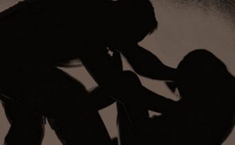 Afghánský migrant celé hodiny znásilňoval studentku, zatímco „štěkal jako pes“
