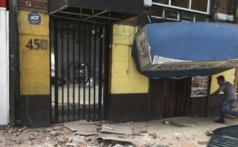 Mexiko zasiahlo silné zemetrasenie. Ľudia vybiehali v panike z budov na ulice v centre mesta